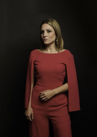 Retrato profesional en Bilbao de mujer con fondo negro