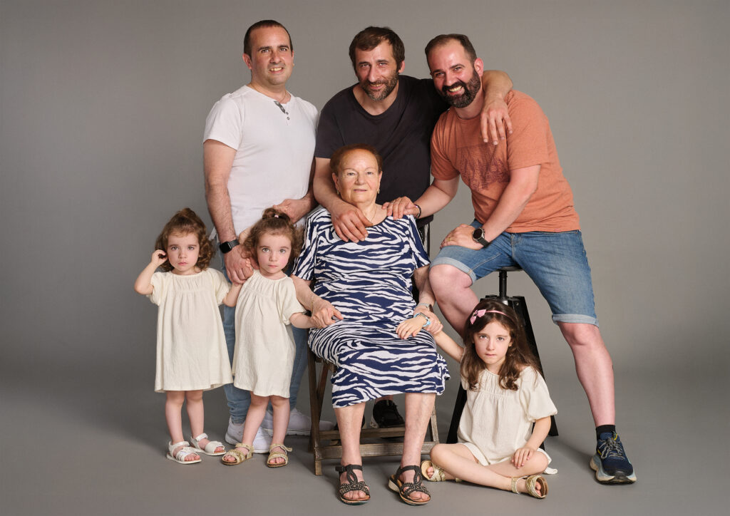 Sesión de fotografia de familia de hermanos en estudio en Bilbao