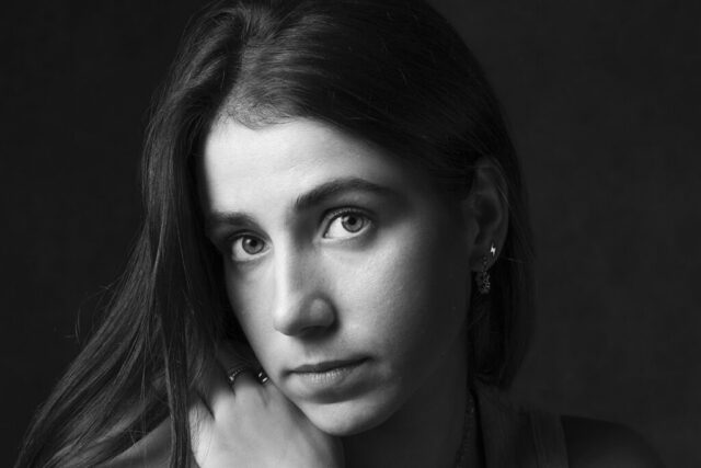 Retrato profesional en Bilbao de chica joven con luz suave de estudio