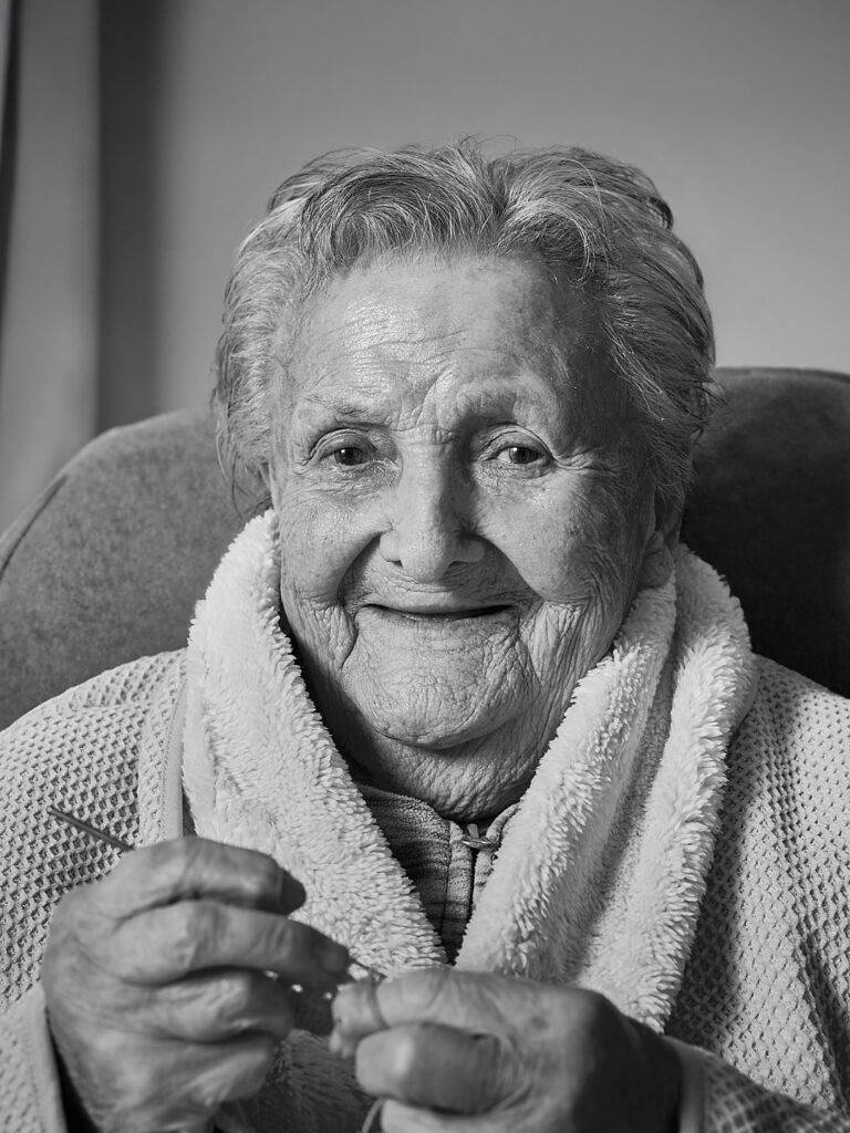 Retrato en interior en Leon de una mujer de edad avanzada