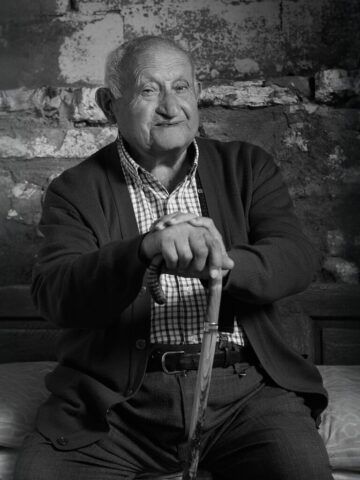 Retrato profesional en exterior de persona mayor