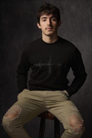 Sesión de retrato profesional en estudio con iluminación suave