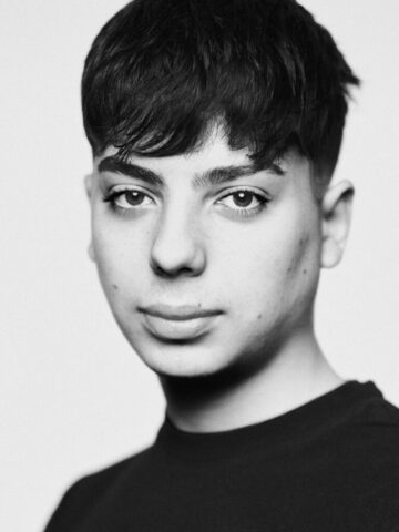 Retrato profesional de adolescente en estudio