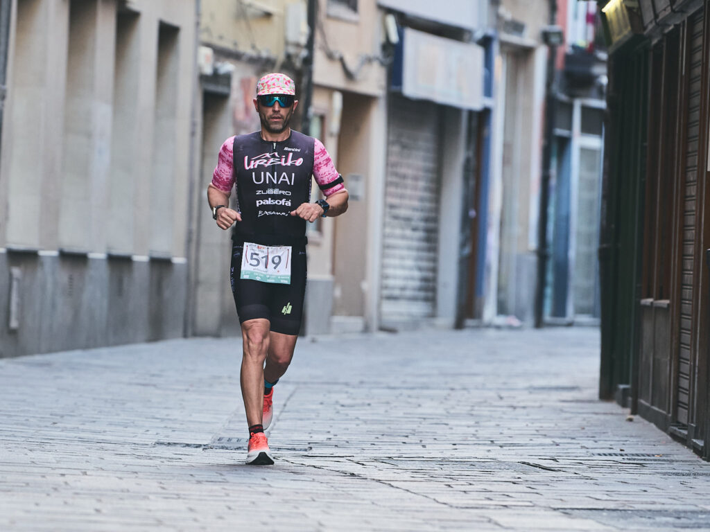 Fotografía deportiva de un corredor por las calles de Vitoria