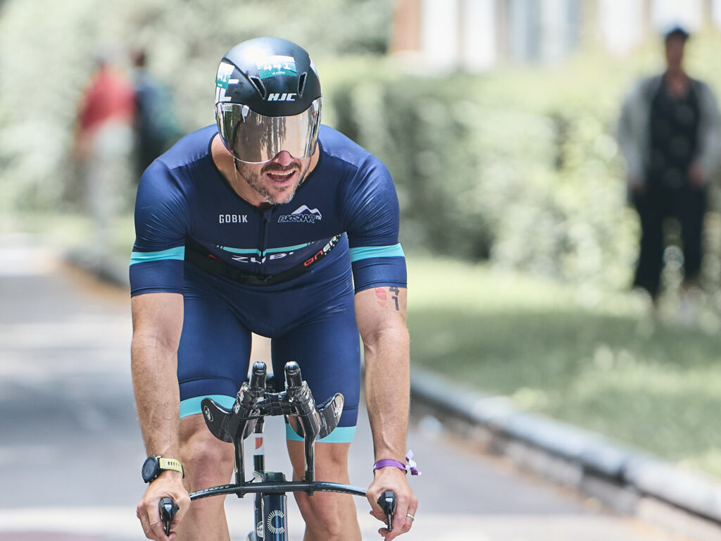 Fotografía deportiva de un ciclista durante una competición en Vitoria

