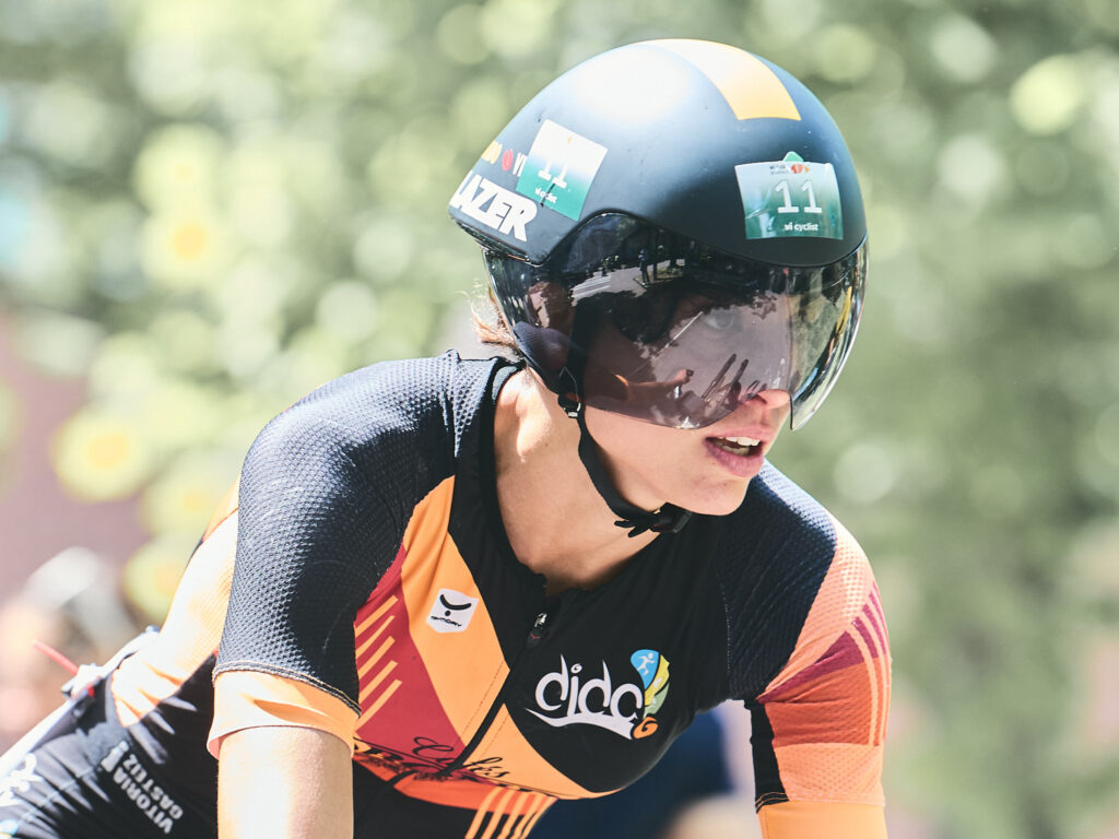 Ciclista compitiendo durante una prueba deportiva en Bilbao