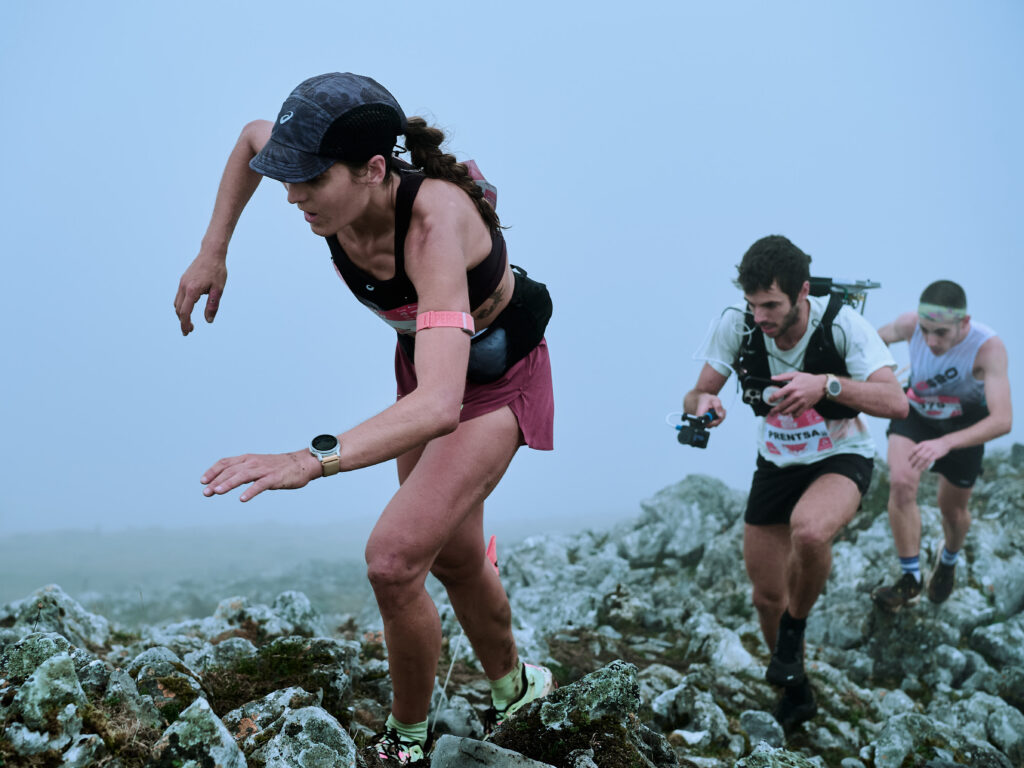 fotógrafo deportivo captando una competición de trailrunnig