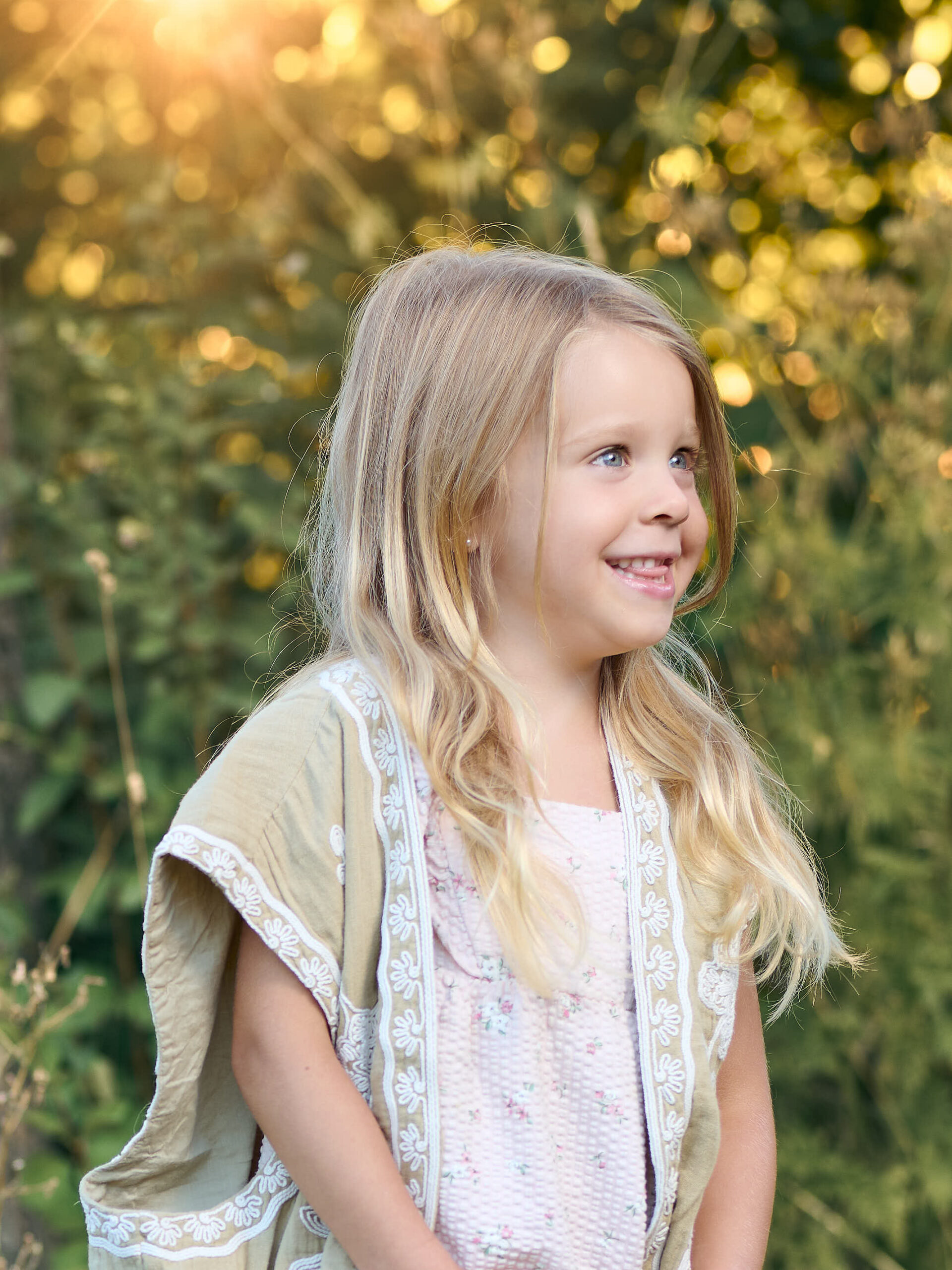 Sesión de fotografía infantil en exterior al atardecer