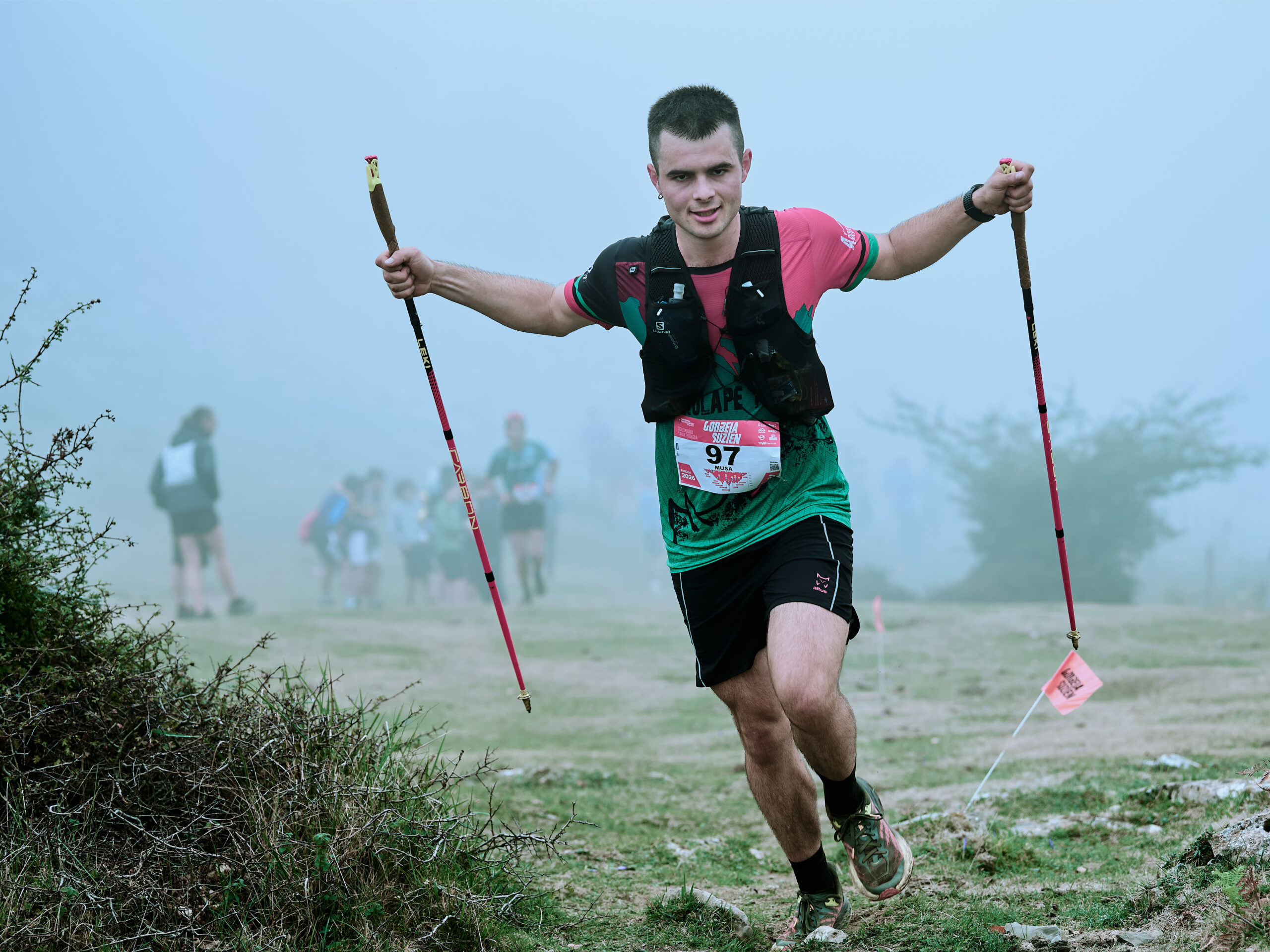 Fotógrafo deportivo en una competición en el monte